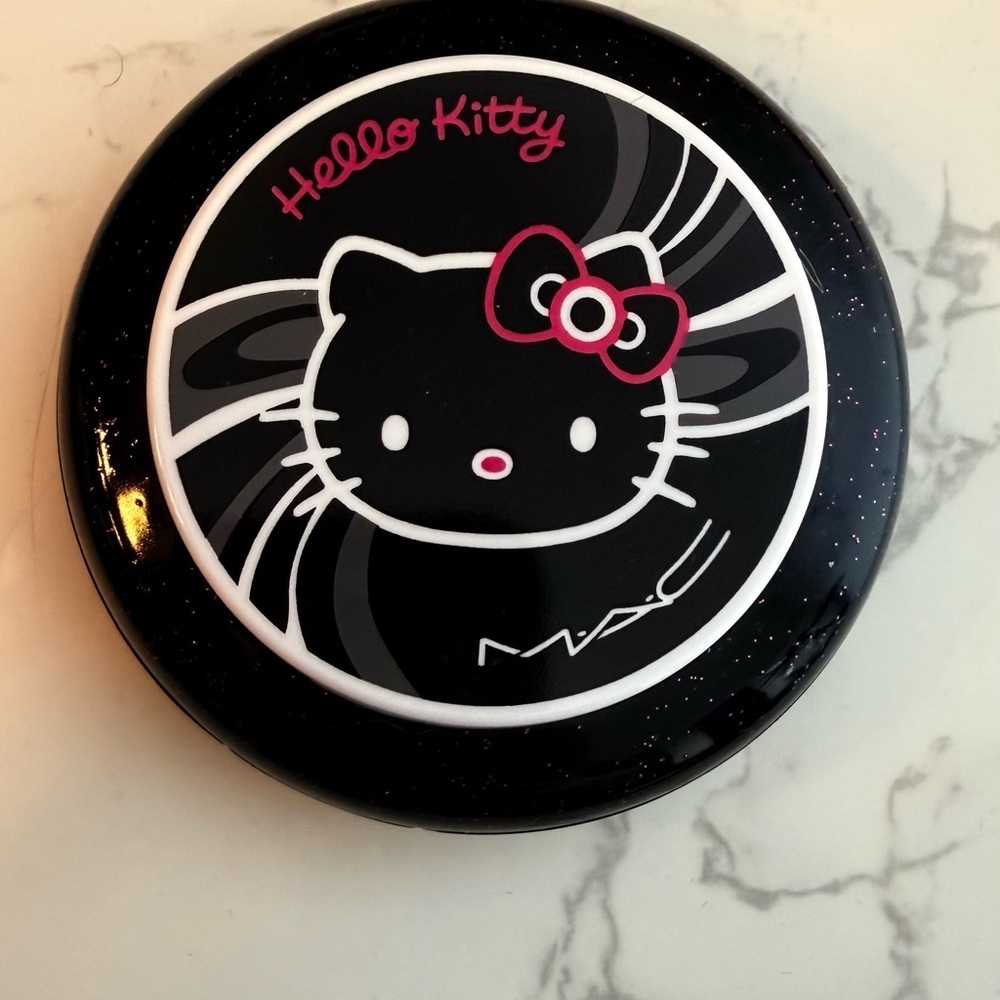 Mac Cosmetics x Hello Kitty Beauty Powder in Pretty Baby - Picture 3 of 6